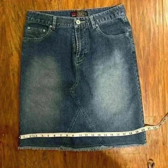 Aeropostale Denim Skirt Girl’s Size 3 Frayed Hem distressed - Picture 3 of 10